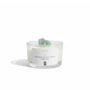 נר בעבודת יד משעוות סויה טבעית בריח GREEN TEA - ניחוח רענן וטבעי של תה ירוק. בשילוב אוונטורין שמביא תחושת צמיחה והתחדשות, נוצרת אווירה קלילה ונקייה.